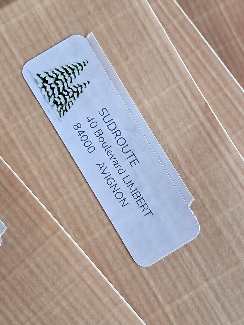 Etiquette mal coupé