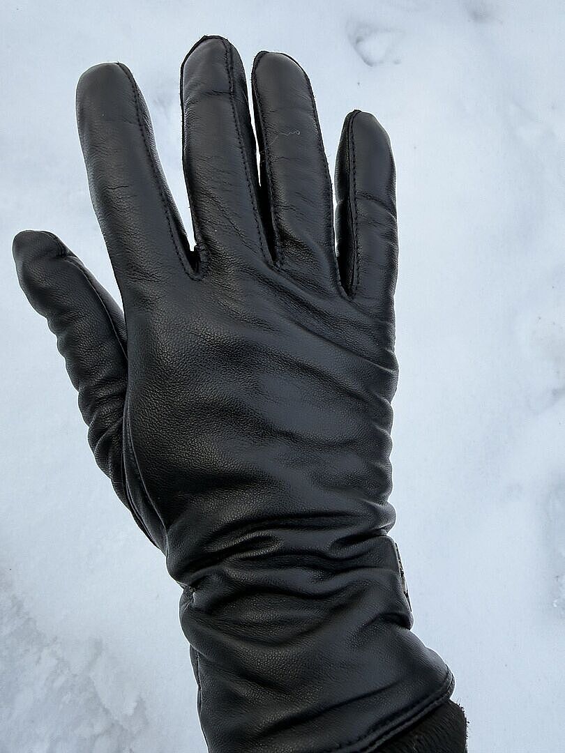 Customer-submitted Ivy glove photo