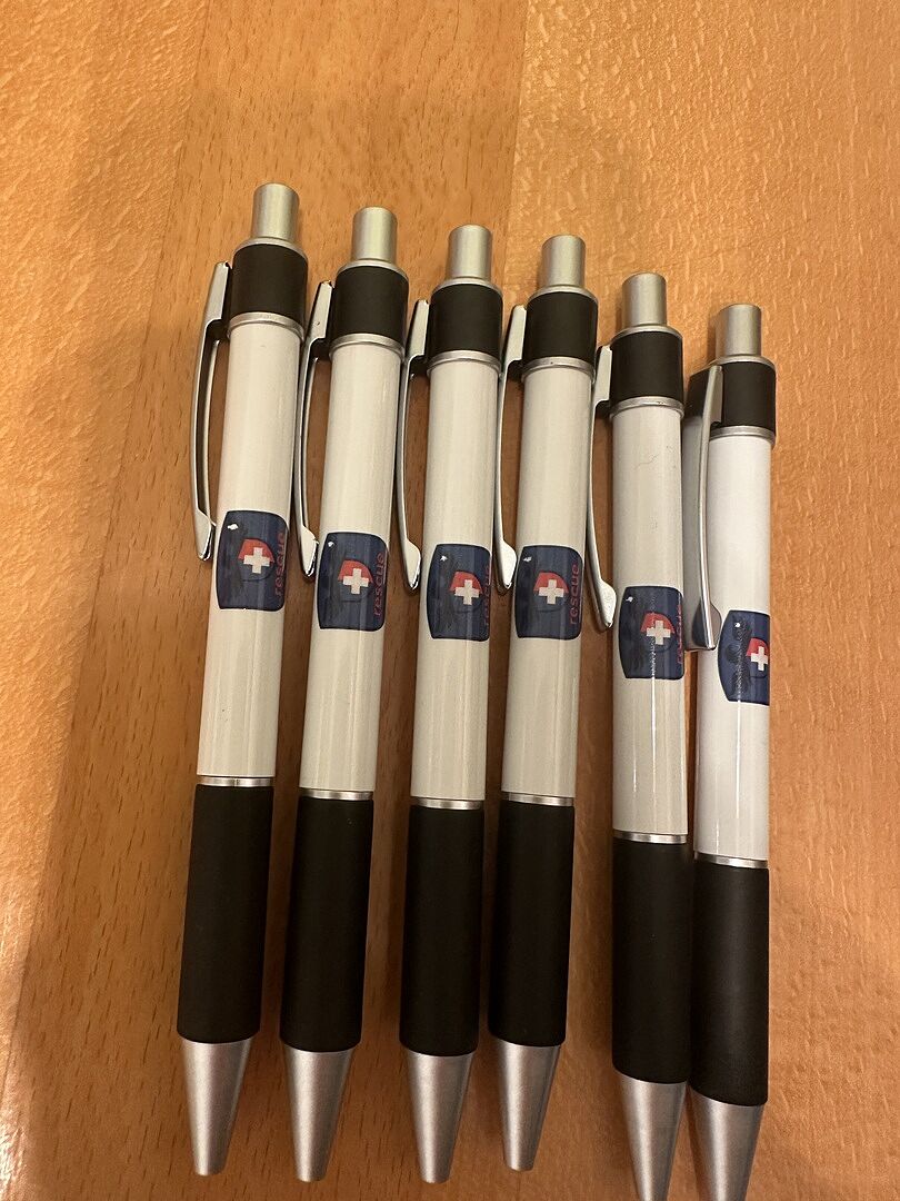 Logo überall durch Bügel kaputt