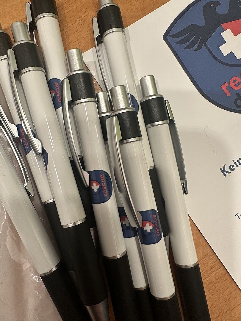 Logo überall durch Bügel kaputt