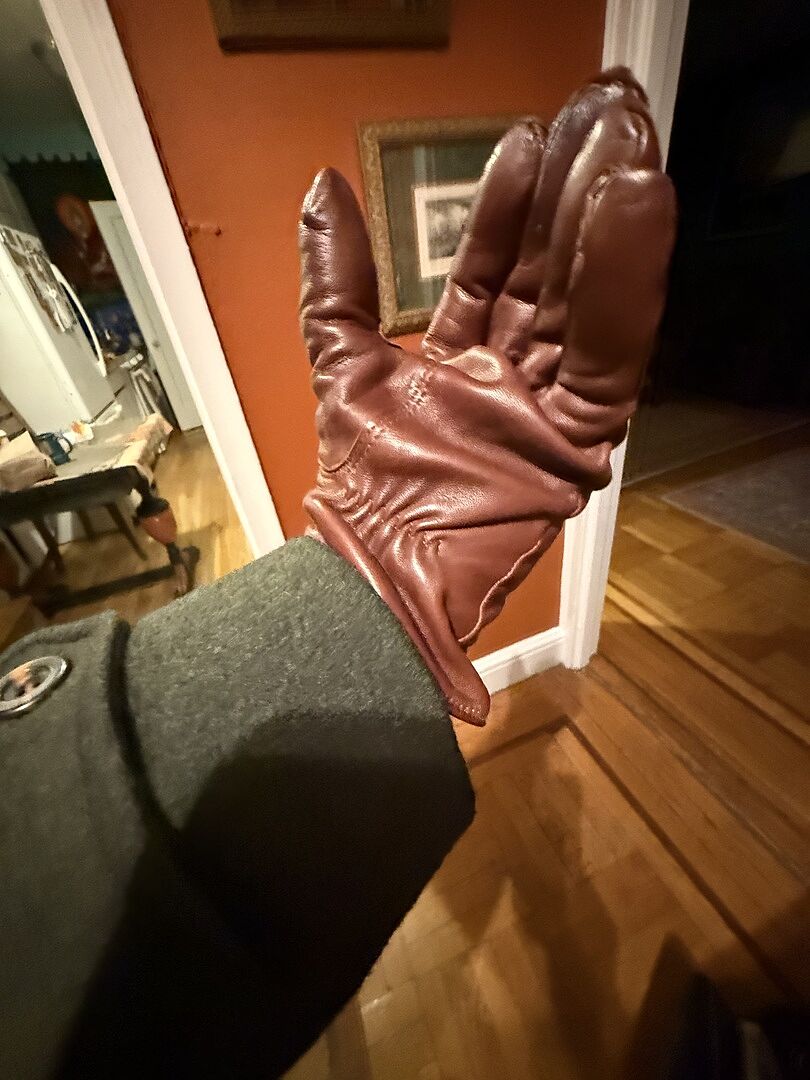Customer wearing brown Giovanni gloves