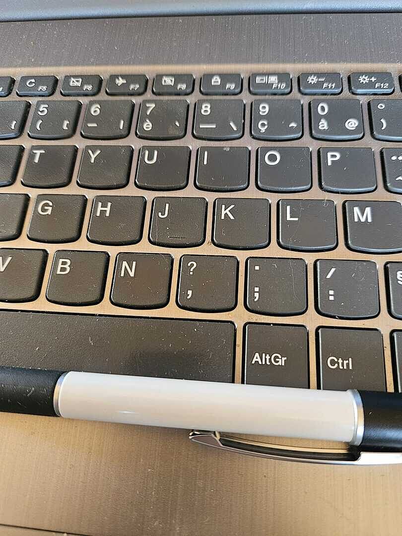 texte placé sous la barre du stylo !