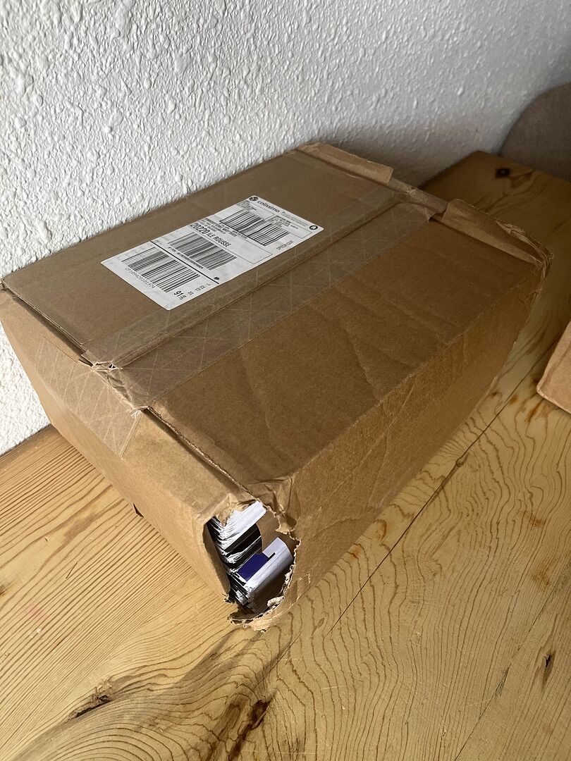 Produit non conforme à l'aperçu, et colis ouvert et abimé à la reception.