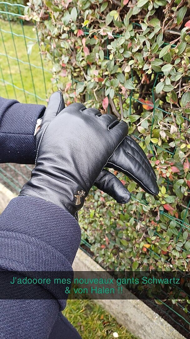 Ivy gloves photographed by a verified buyer