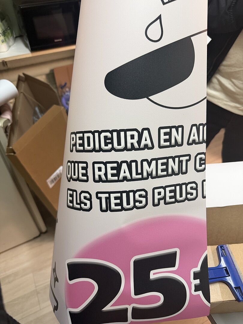 Me han mandado los vinilos recortados y con el pegamento incorrecto