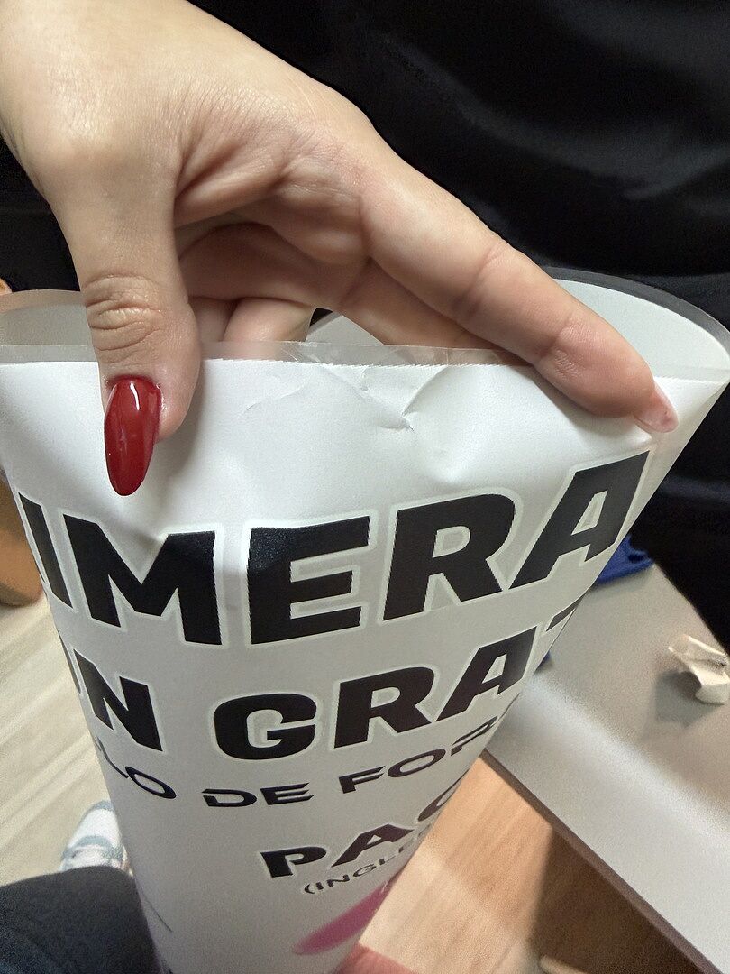 Me han mandado los vinilos recortados y con el pegamento incorrecto