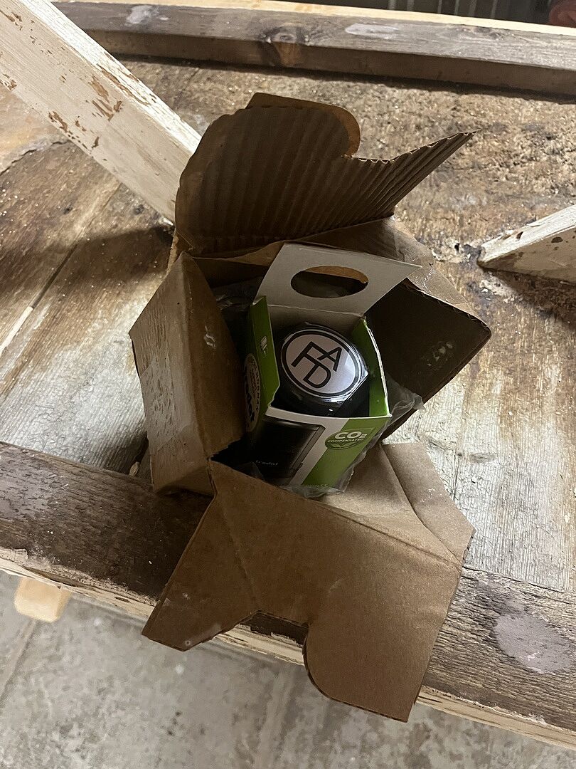 Paquet laissé sous la pluie