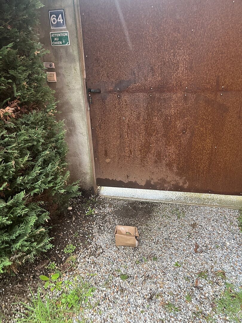 Paquet laissé sous la pluie