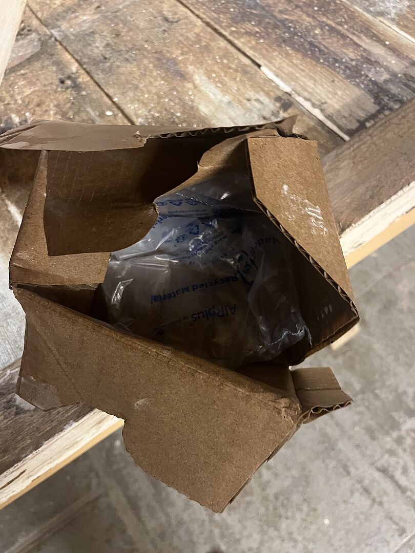 Paquet laissé sous la pluie