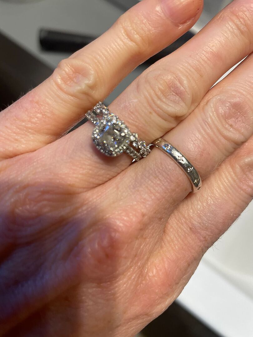 Astrid & Miyu Crystal Scatter Band Ring bague argentée