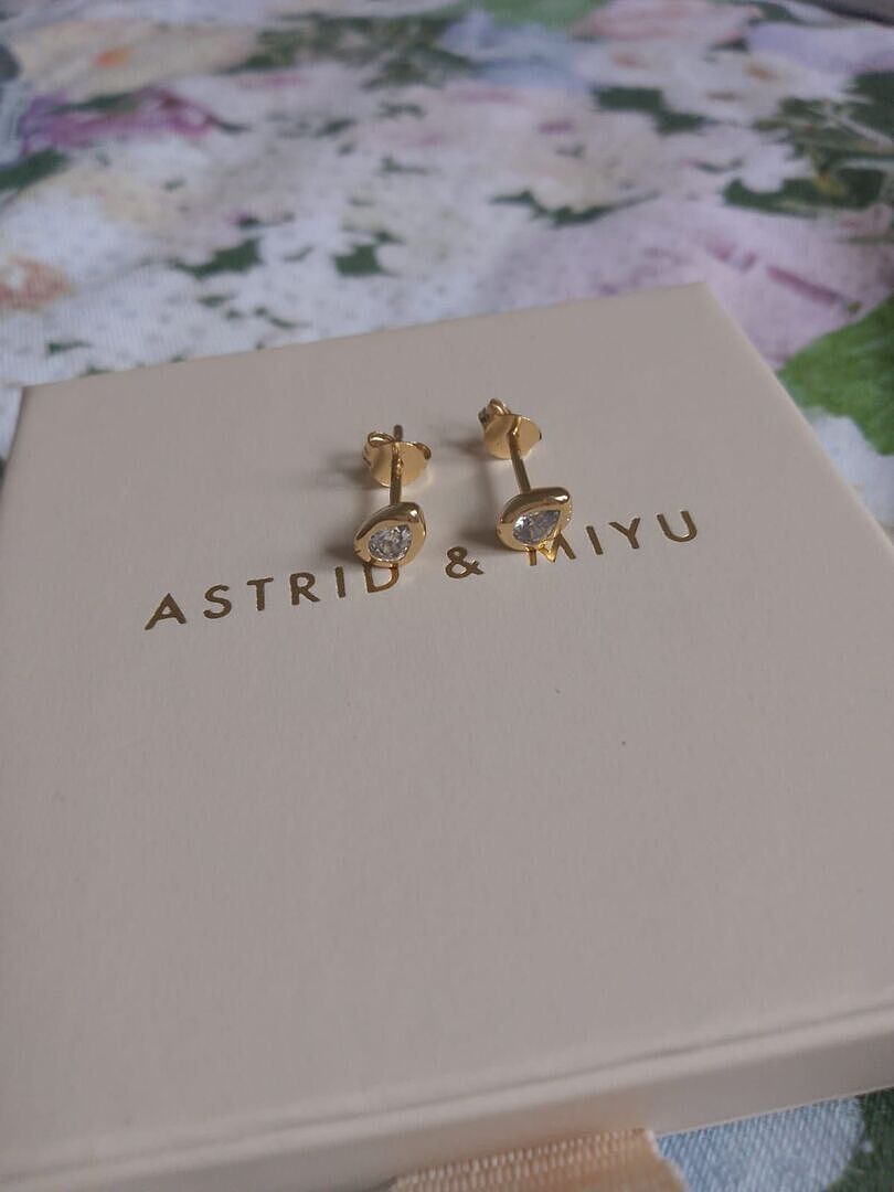 Astrid & Miyu Pear Crystal puces dorées poire serti clos