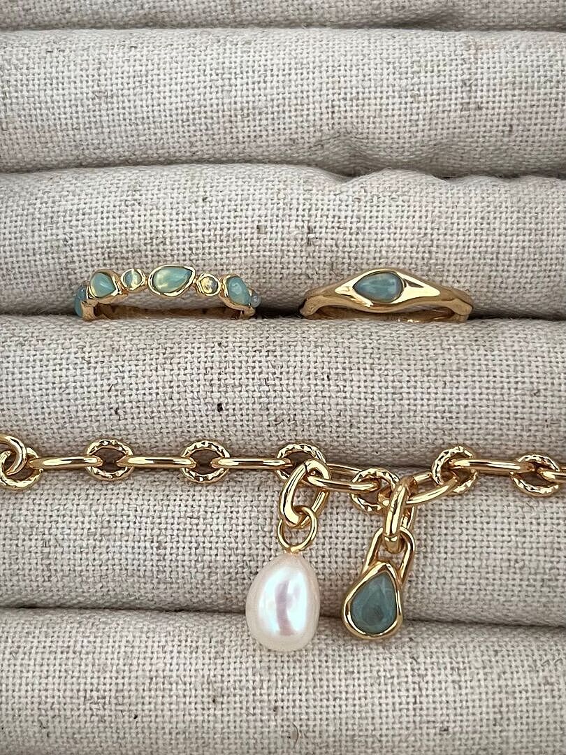 Astrid & Miyu Opal Pear Band bague or opale poire