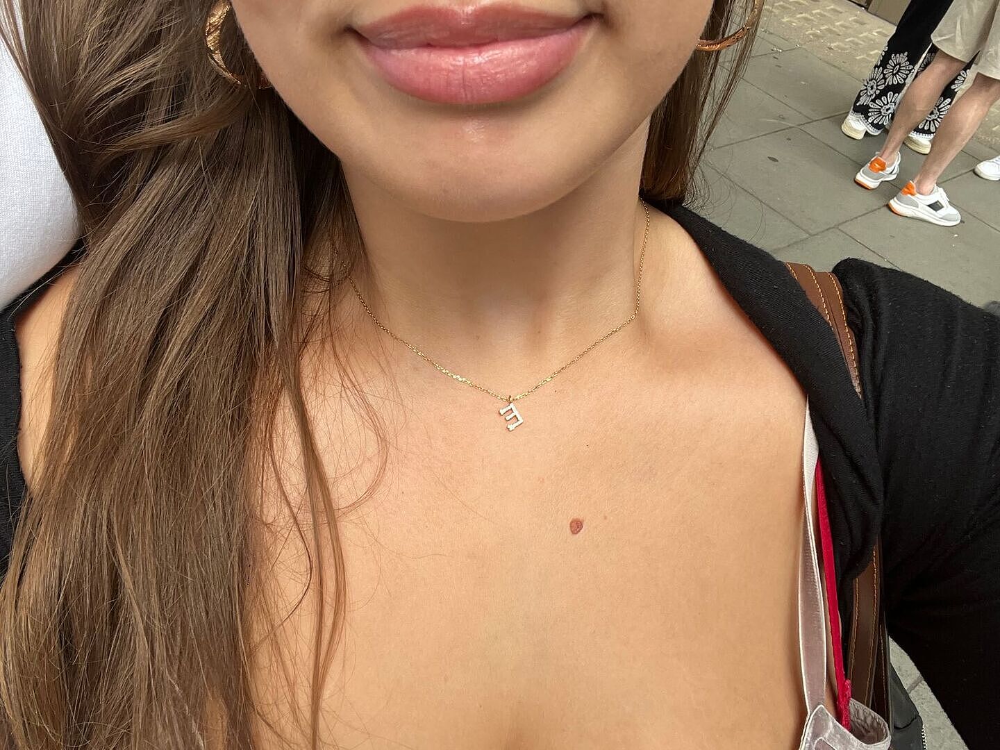Astrid & Miyu E Initial Pavé pendentif collier doré lettre E