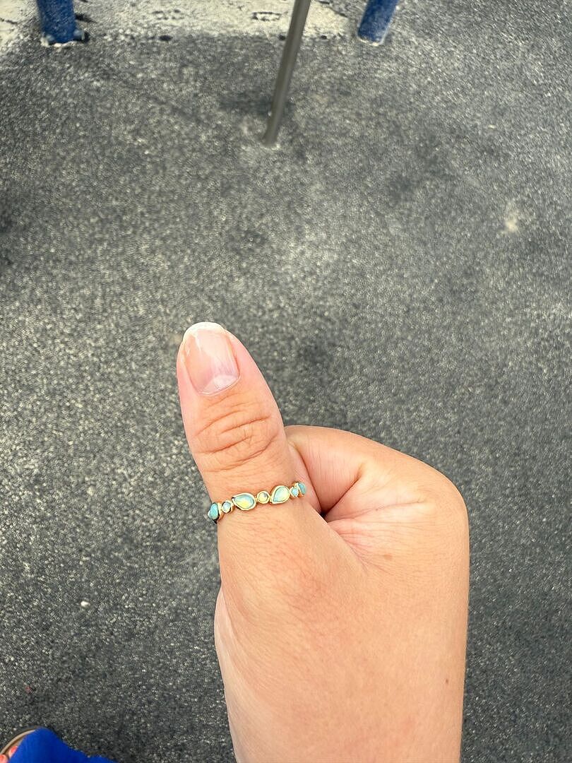 Astrid & Miyu Opal Pear Band bague or opale poire
