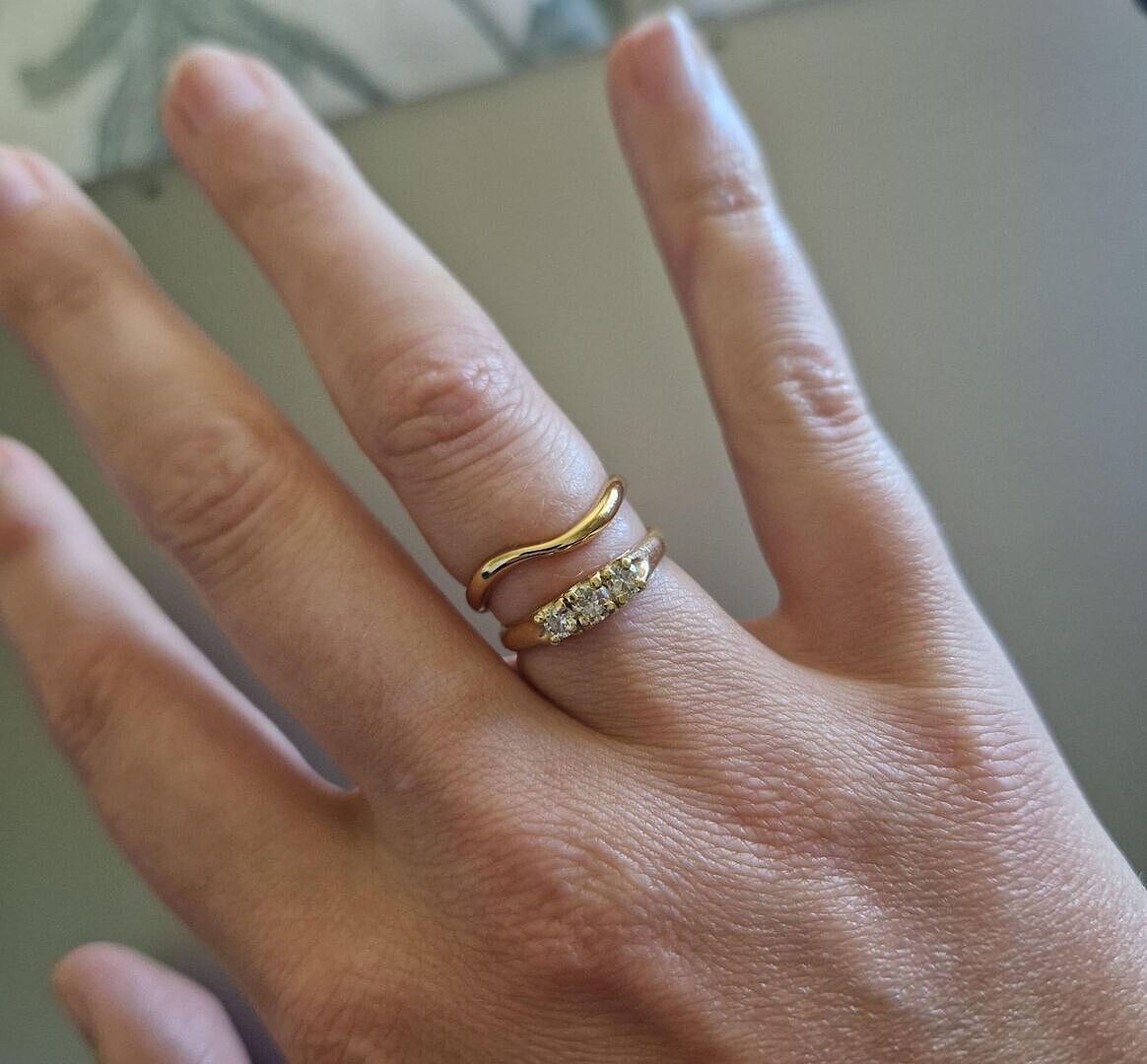 Astrid & Miyu Wave bague dorée ondulée taille P