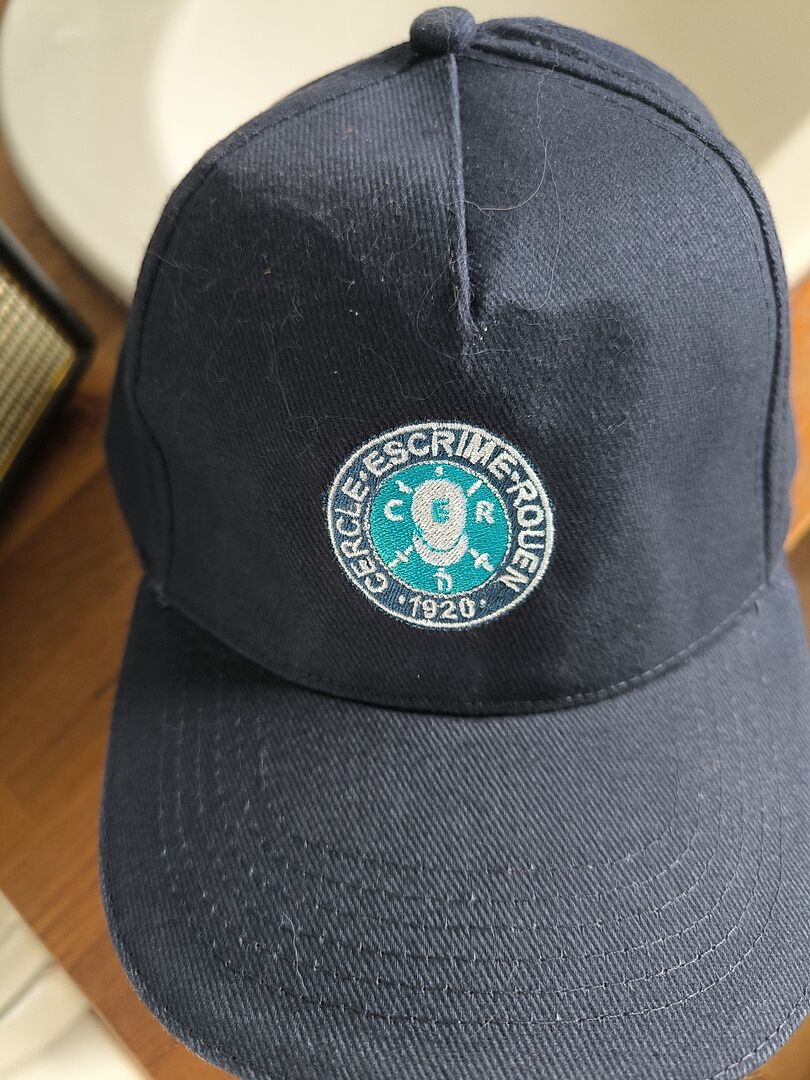 Coupe uniforme et broderie aléatoire