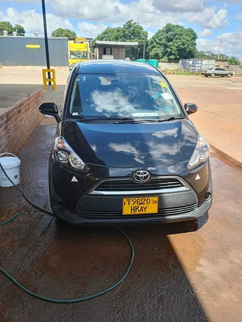 Note 70T Beach Gold-black -7台 Best Price Used TOYOTA SIENTA Under $1,500 for Sale - Japanese