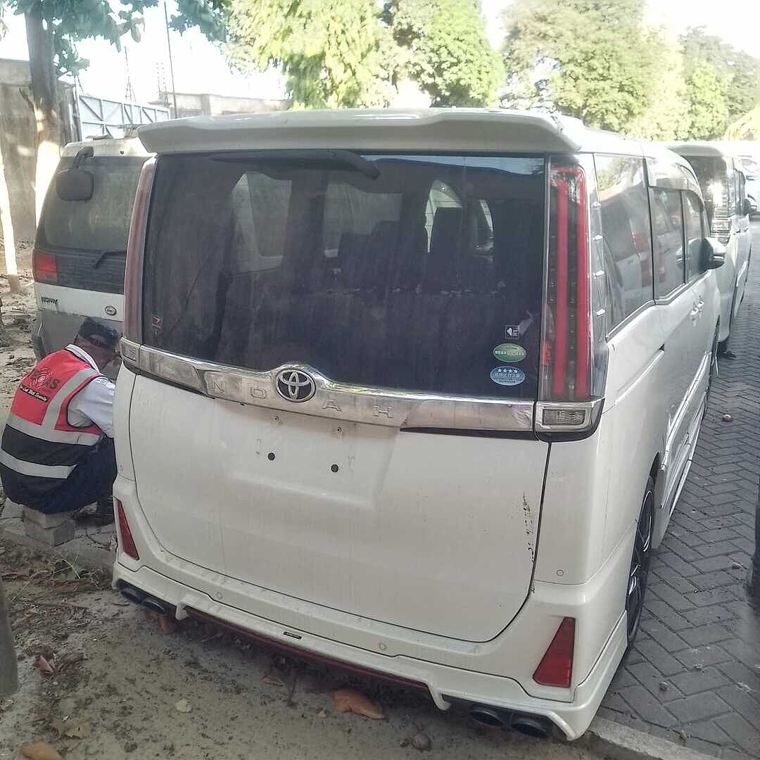 Used 2004 TOYOTA NOAH X/CBA-AZR60G for Sale BF722840 - BE FORWARD