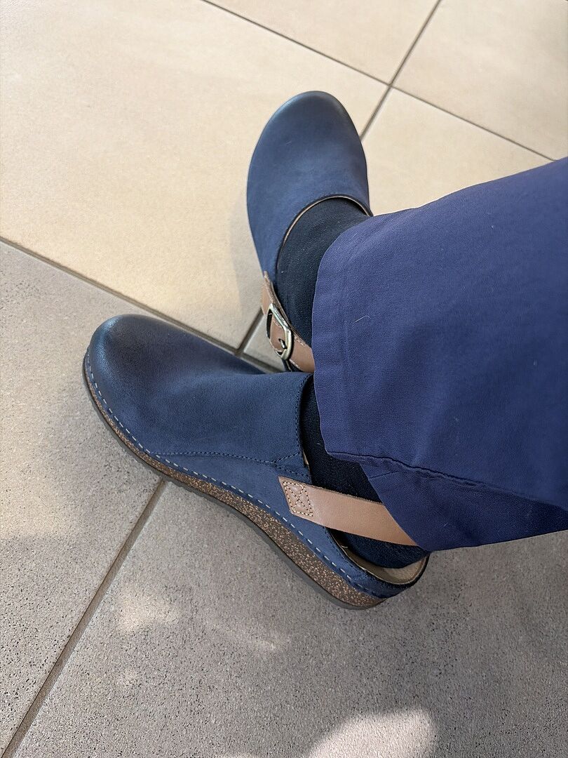 Merrin Blue Burnished Suede – Dansko