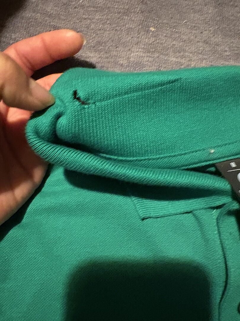 Le T-shirt est déchiré au niveau du cou