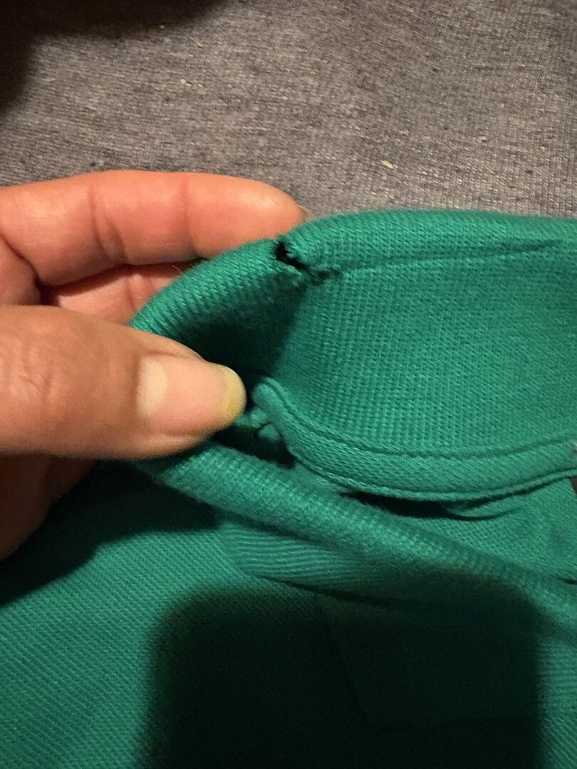 Le T-shirt est déchiré au niveau du cou