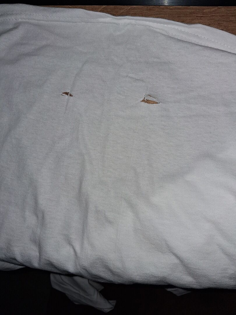 Helaas scheuren in het shirt