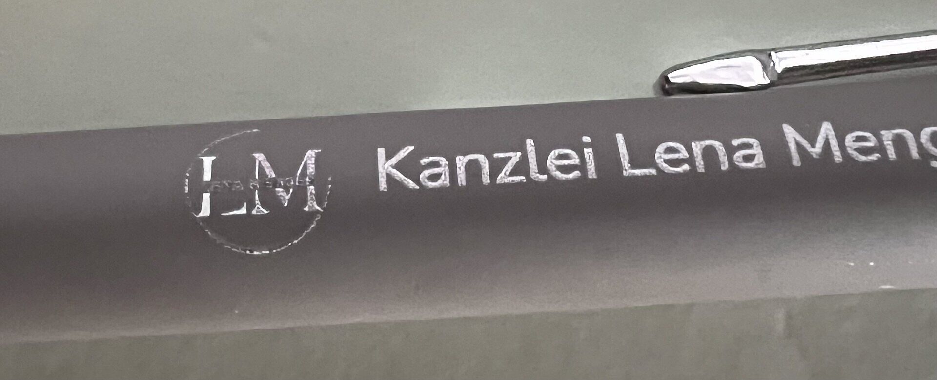 Druck auf Stift und Schreibkraft