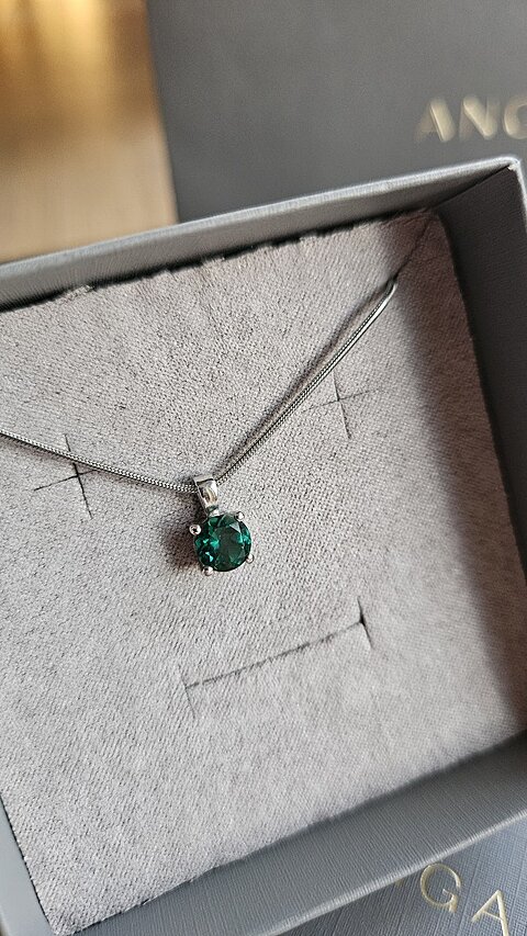 Free Lab Emerald Classic Round Solitaire Pendant rewiev.
