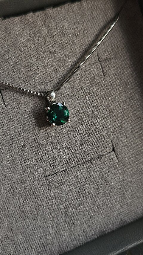 Free Lab Emerald Classic Round Solitaire Pendant rewiev.