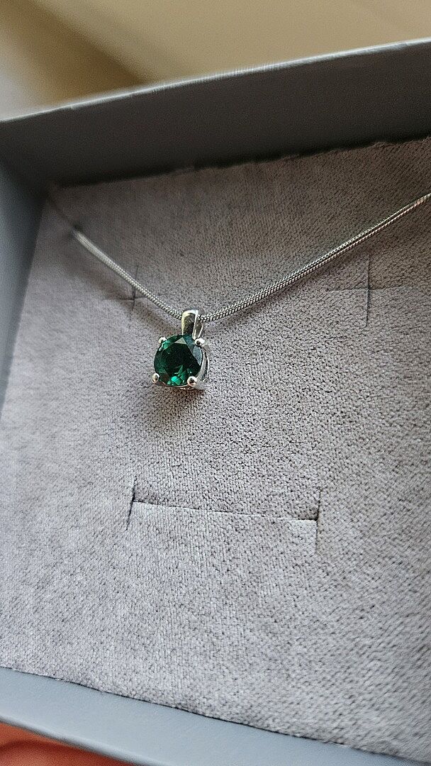 Free Lab Emerald Classic Round Solitaire Pendant rewiev.