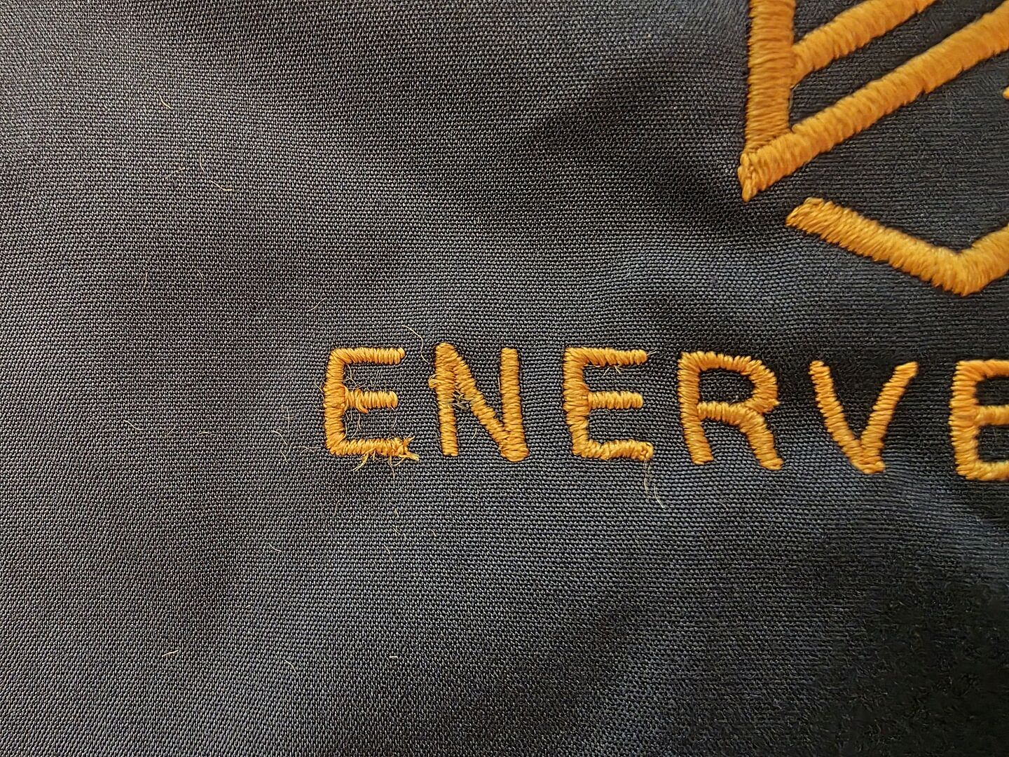Kein Stretch und schlecht verarbeitete Stickung