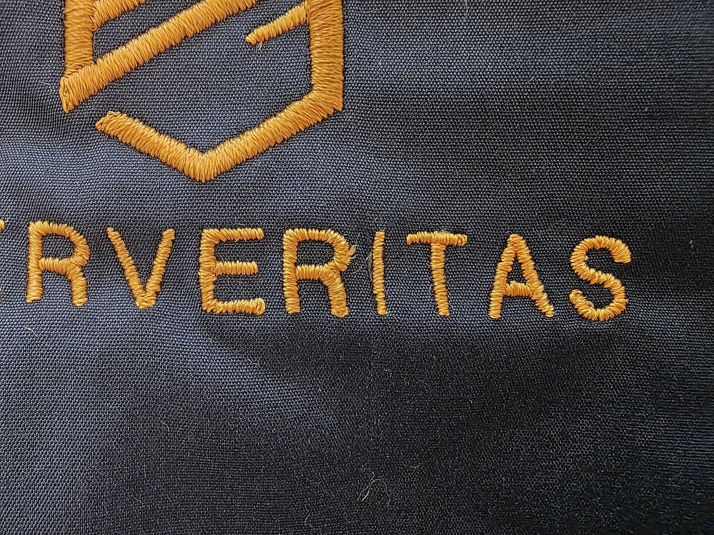 Kein Stretch und schlecht verarbeitete Stickung