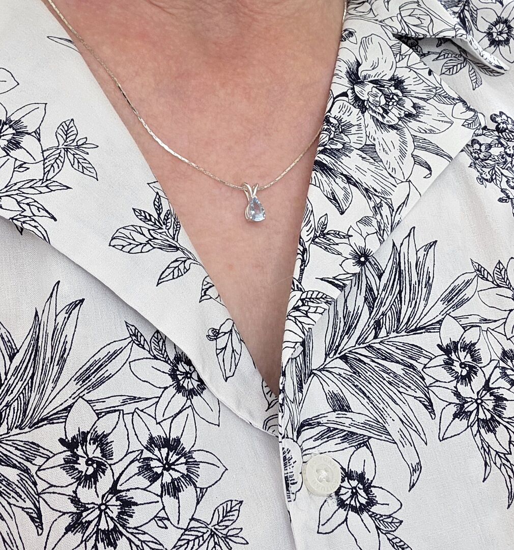 V-Bale Pear-Shaped Aquamarine Solitaire Pendant