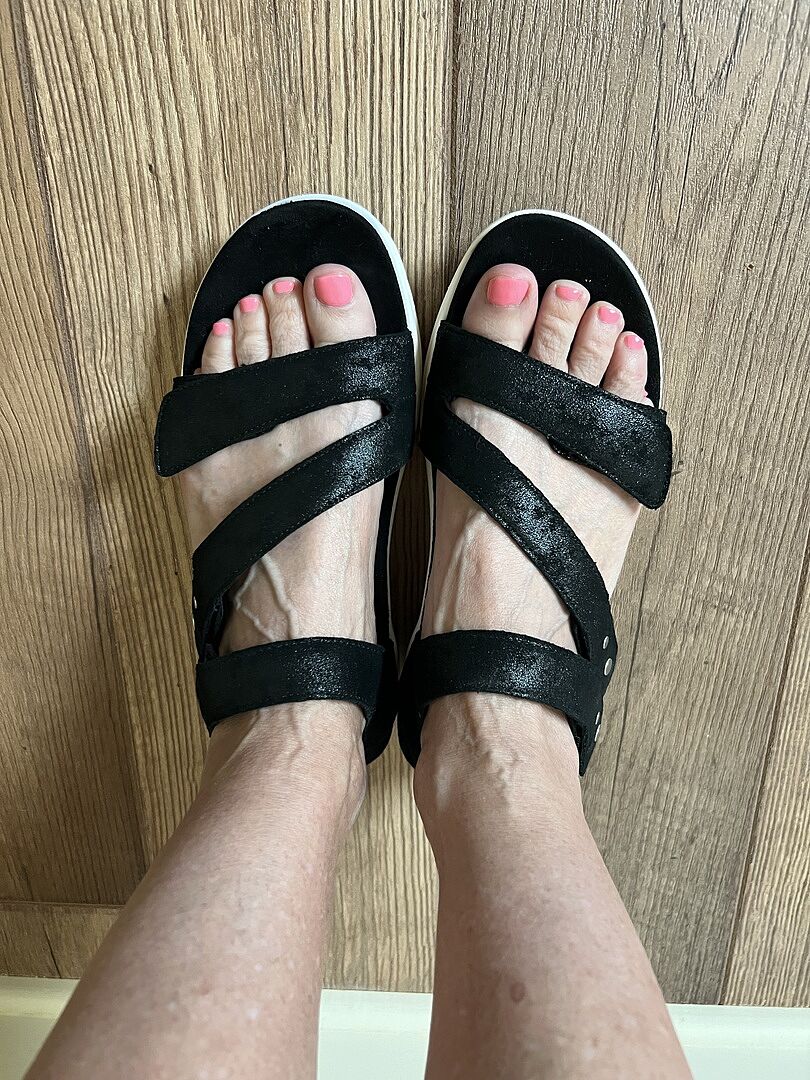 Savannah Adjustable Quarter Strap Sandal - Champagne – aetrex