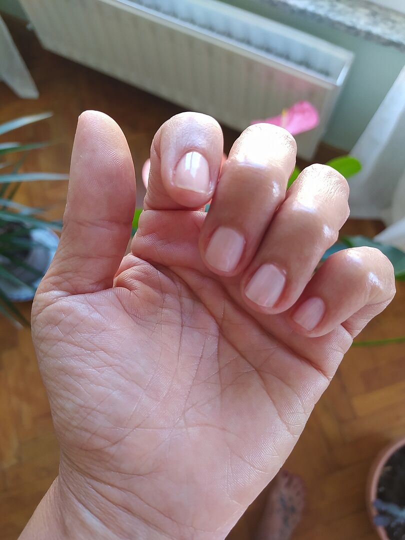 Schöne Farbe, aber deckt nicht