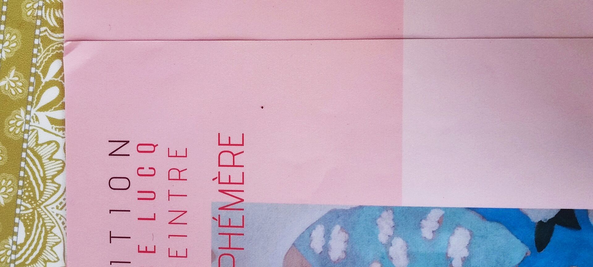 affiches froisées et légèrement ondulées