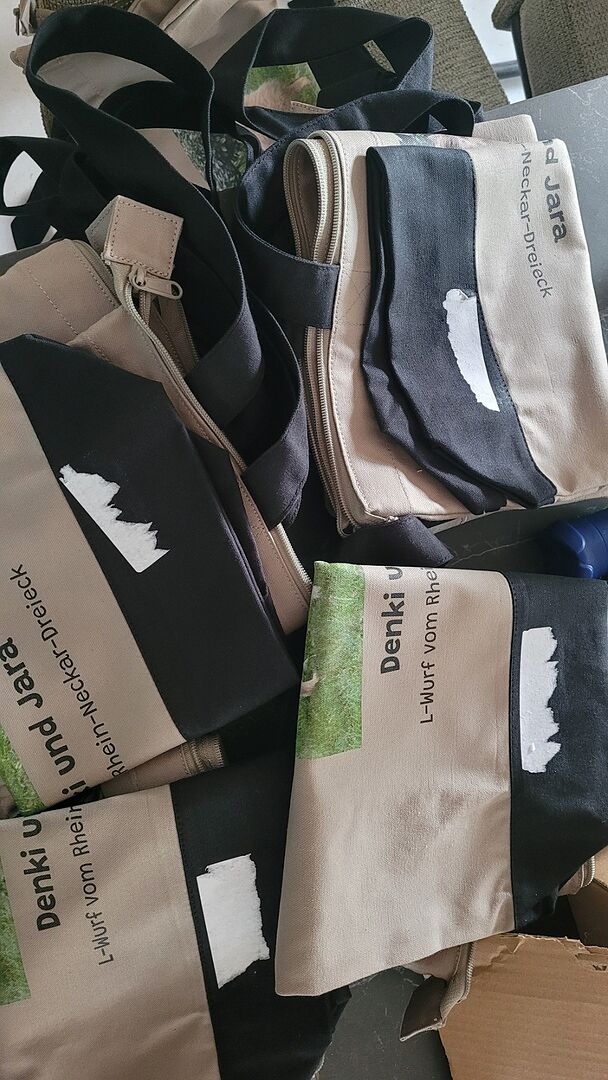 Tolle Taschen mit unnötigen Aufkleber