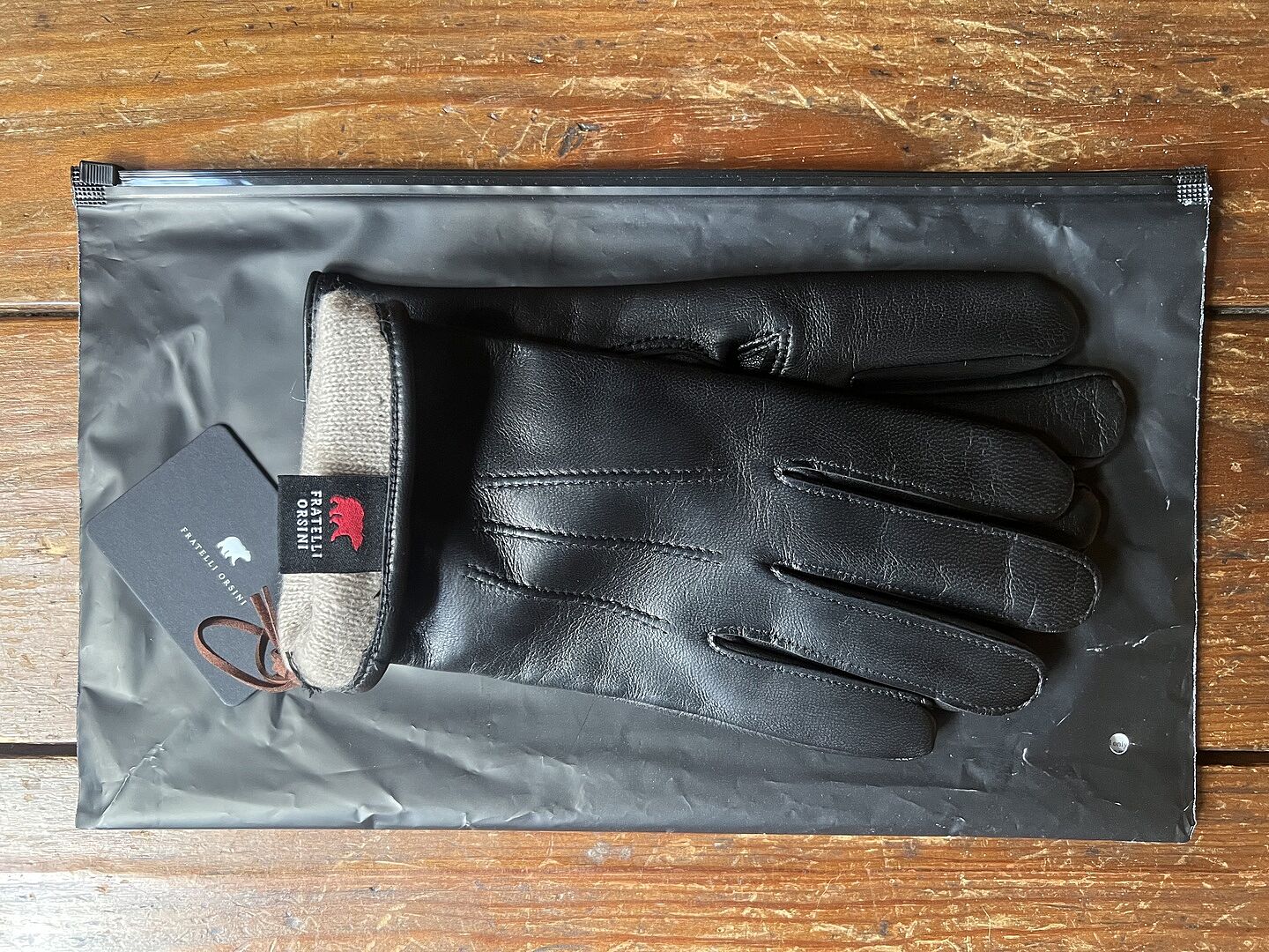 Giovanni black leather gloves photographed by a customer