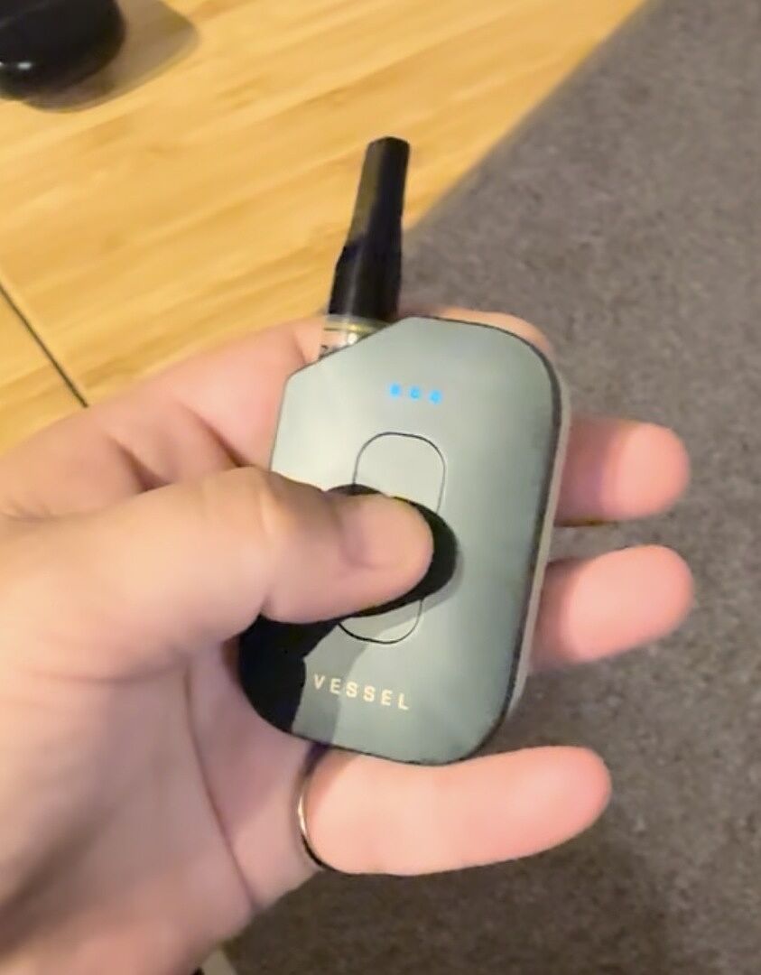 Vessel Compass Rise vaporizer Sage staand design