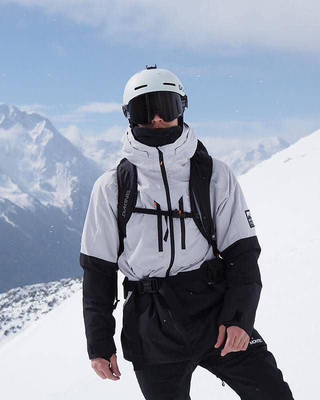 Customer @justus.fmx in Montec Moss 2021 Snowboard Jacket Men Light Grey/Black