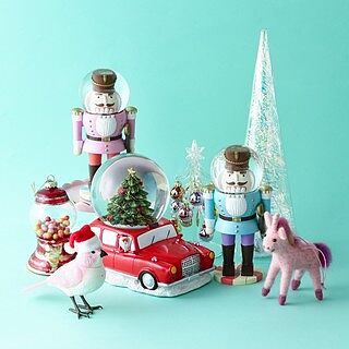  【NEW!】ポップなデザインでお部屋を明るく演出してくれるクリスマスオブジェのご紹介です！タクシーの窓から顔を出すサンタクロースがユーモアたっぷりなデザインや、ピンクとブルーのカラーリングとくるみ割り人形モチーフが可愛らしいものなど、クリスマスの賑やかな雰囲気を演出してくれるスノードームがたくさん🎅💛人感センサーが反応して首を振りながらクリスマスソングを歌ってくれるミュージックバードも大人気のアイテムです🐥♩ 