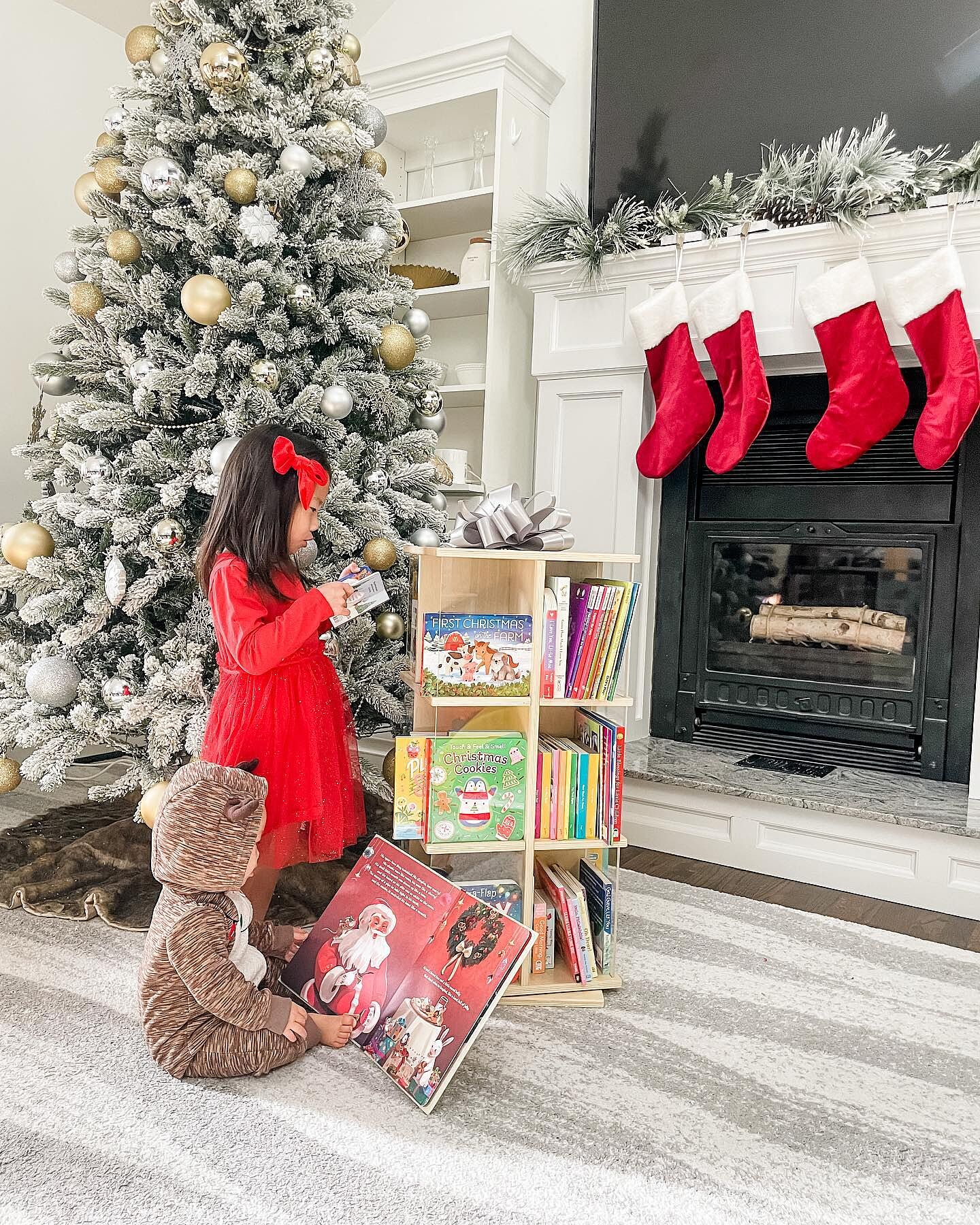 EdQ Rotating Big Book Display – Guidecraft