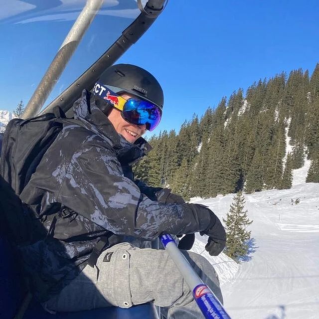 Customer @rubenclaes97 in Legacy 2021 Snowboard Jacket Men Paint Metal Blue