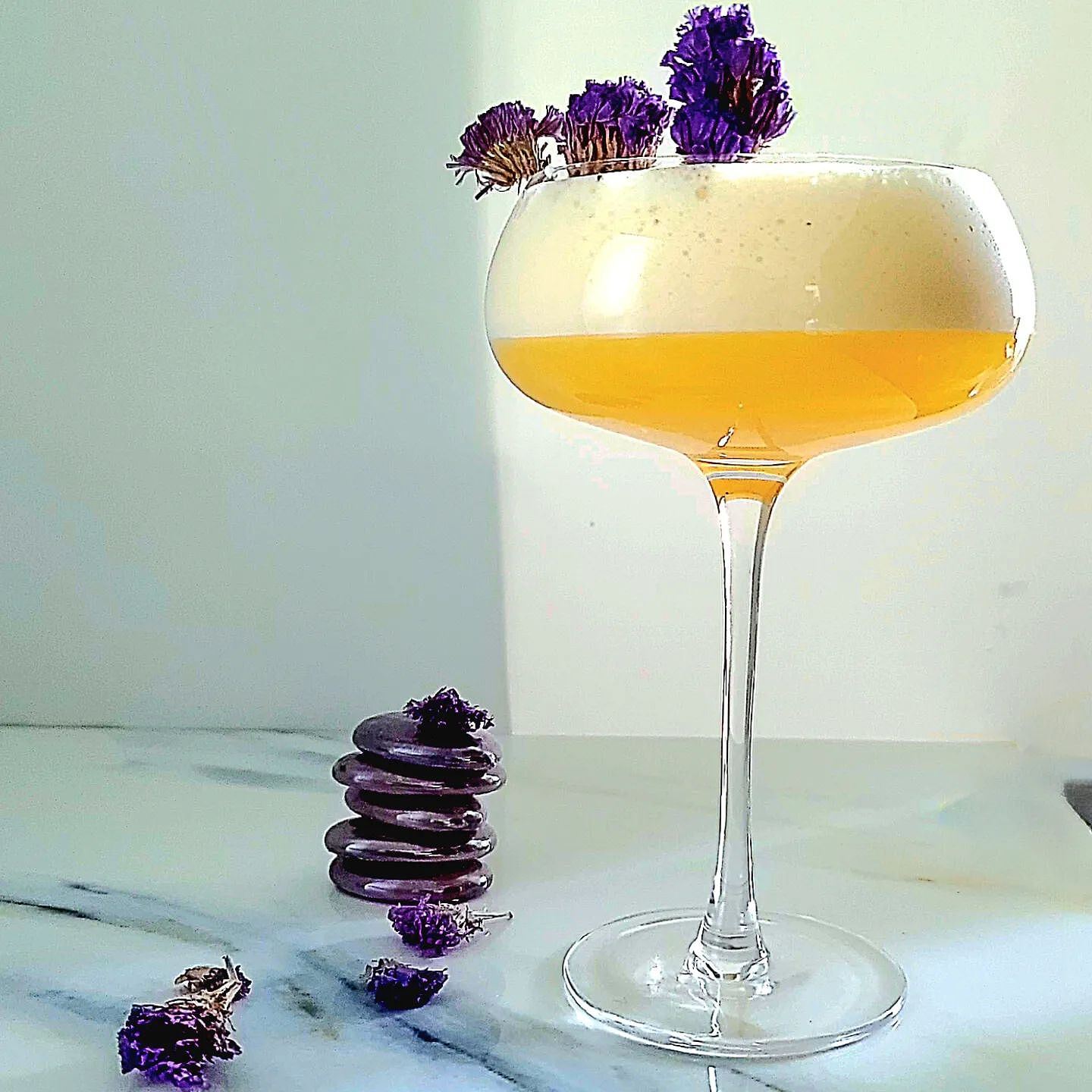 Gin And Tonics In Balloon Glasses Outdoors Stock Photo - Alamy