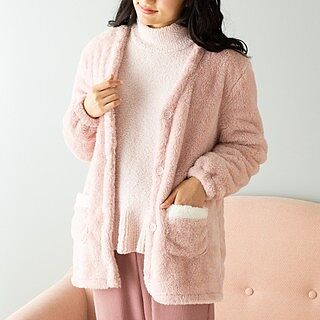  【NEW!】珊瑚フリースを使ったあったかカーディガンです！
長すぎない丈で動きやすく、袖がゴムになっているので家事をするときにも邪魔になりません🌟珊瑚フリースは毛足が長く手ざわりが心地よいフリース生地です☺️柔らかな繊維を起毛させているのでふわふわの肌触りが気持ちよく、あたたかな空気をたっぷり含むことにより暖かく過ごせます。洗濯可能でシワにもなりにくい生地です！軽い着心地なので長時間着ていても疲れにくく、おうち時間に最適です🌿使わない時は背中内側のポケットに収納するとコンパクトになるのも嬉しいポイントです✨ 