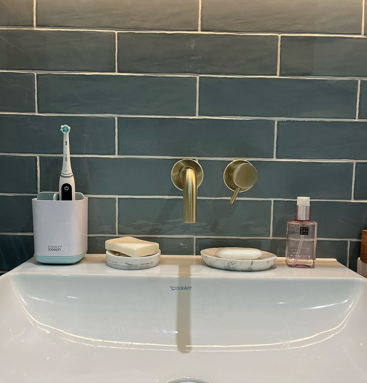 EasyStore™ Toothbrush Holder - Light Gray | Joseph Joseph US