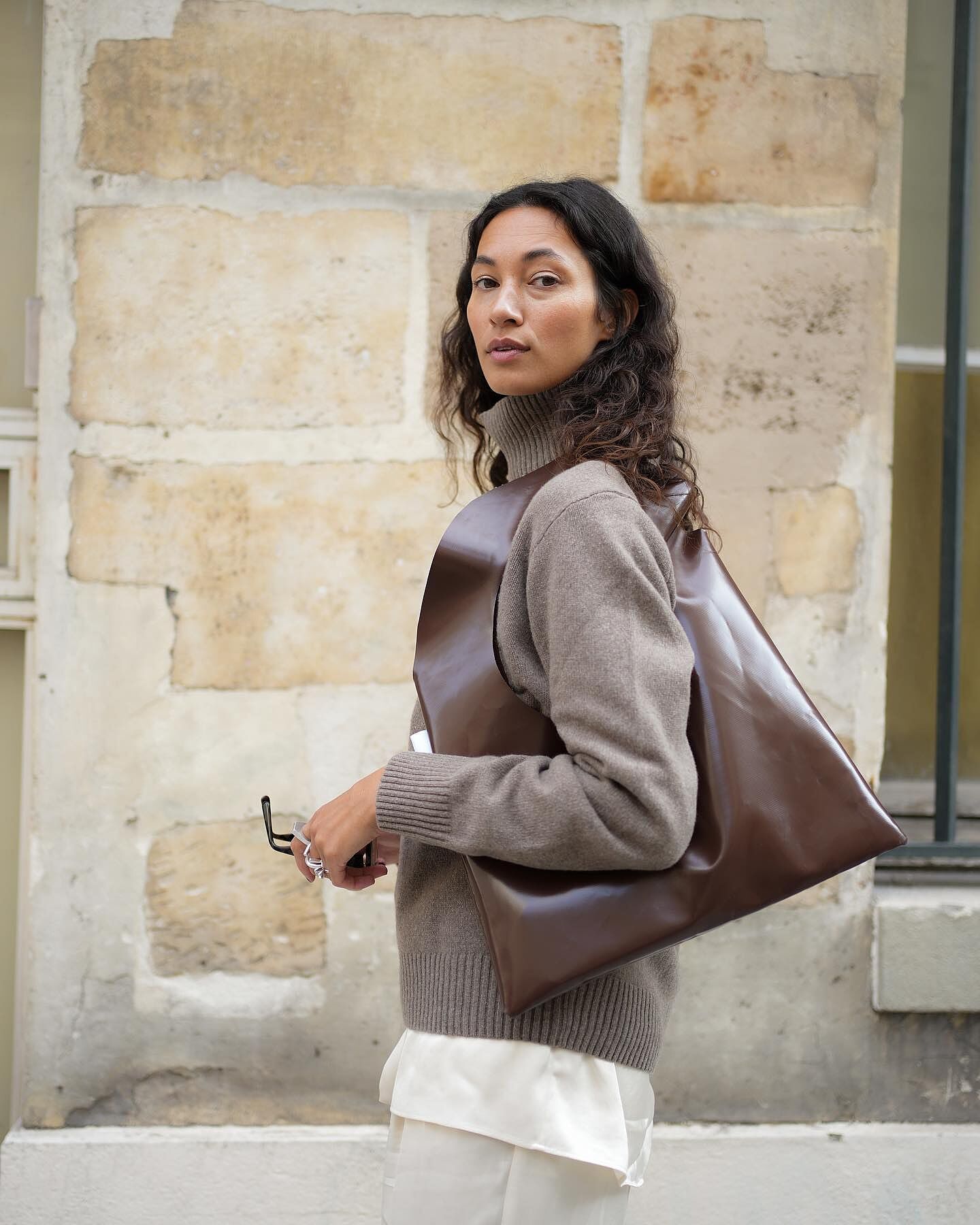 My favorite autumn essential is a timeless, responsible and cozy cashmere rollneck by asket #anzeige #asket⁠ ✨
⁠
Crafted from an Italian 97% recycled cashmere yarn and knitted into a relaxed silhouette, it invites you to wallow in unending softness. It' s a timeless essential that fit's into any wardrobe that is matching any mood. ⁠
⁠
#timeless #timelessessentials #responsiblefashion ⁠
#autumnlook #autumnstyle #ootd #streetstyle #parisstreetstyle
