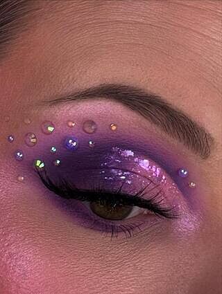 @glambycat just dropped the ultimate recipe for eye-candy perfection ⬇️💜 #eyelook #eyeshadow #eye ⁠
⁠
✨ Glow + Grip Primer⁠
💜 Lavender Daze Powder⁠
☁️ Cloud 9 Highlighter