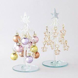  【NEW!】1つ置くだけでクリスマスらしい空間を演出してくれるガラスのオーナメントツリーです！繊細なガラスのツリーがクリスマスにぴったり🎄ゆらゆら揺れるオーナメントにうっとりするガラスツリーです✨玄関などのスモールスペースにおすすめ！バリエーション豊富で、デザインの異なるガラスツリーを並べると可愛らしさがアップします🌟  