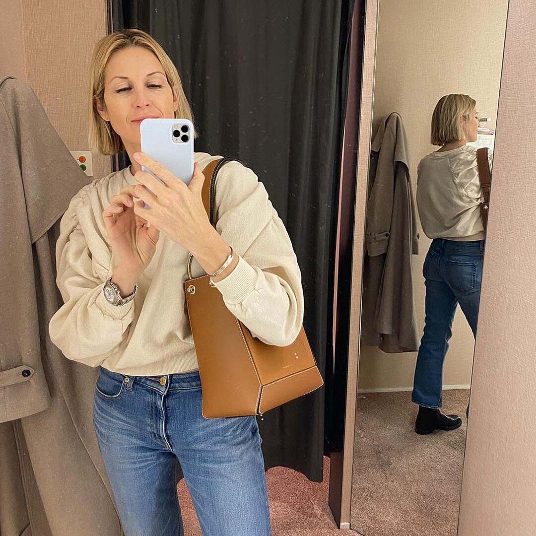 @kellyrutherford 身着我们的 Lana Midi ✨ 看起来很时尚。
#strathberry